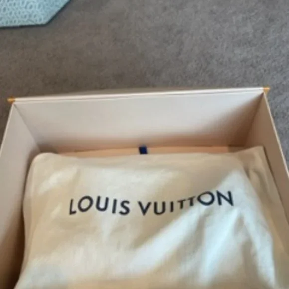 Louis Vuitton Crossbody - Picture 6 of 8